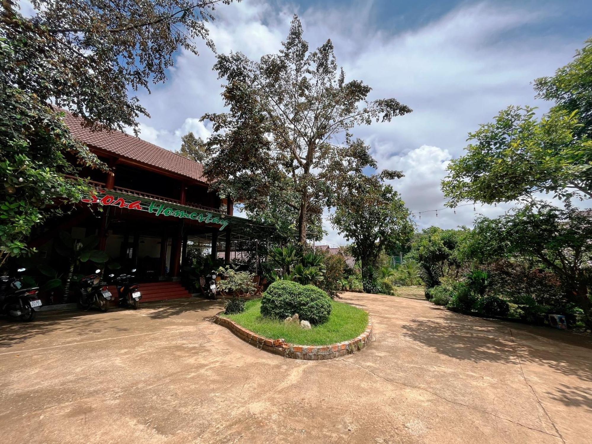 Sora Homestay Pleiku Exterior foto